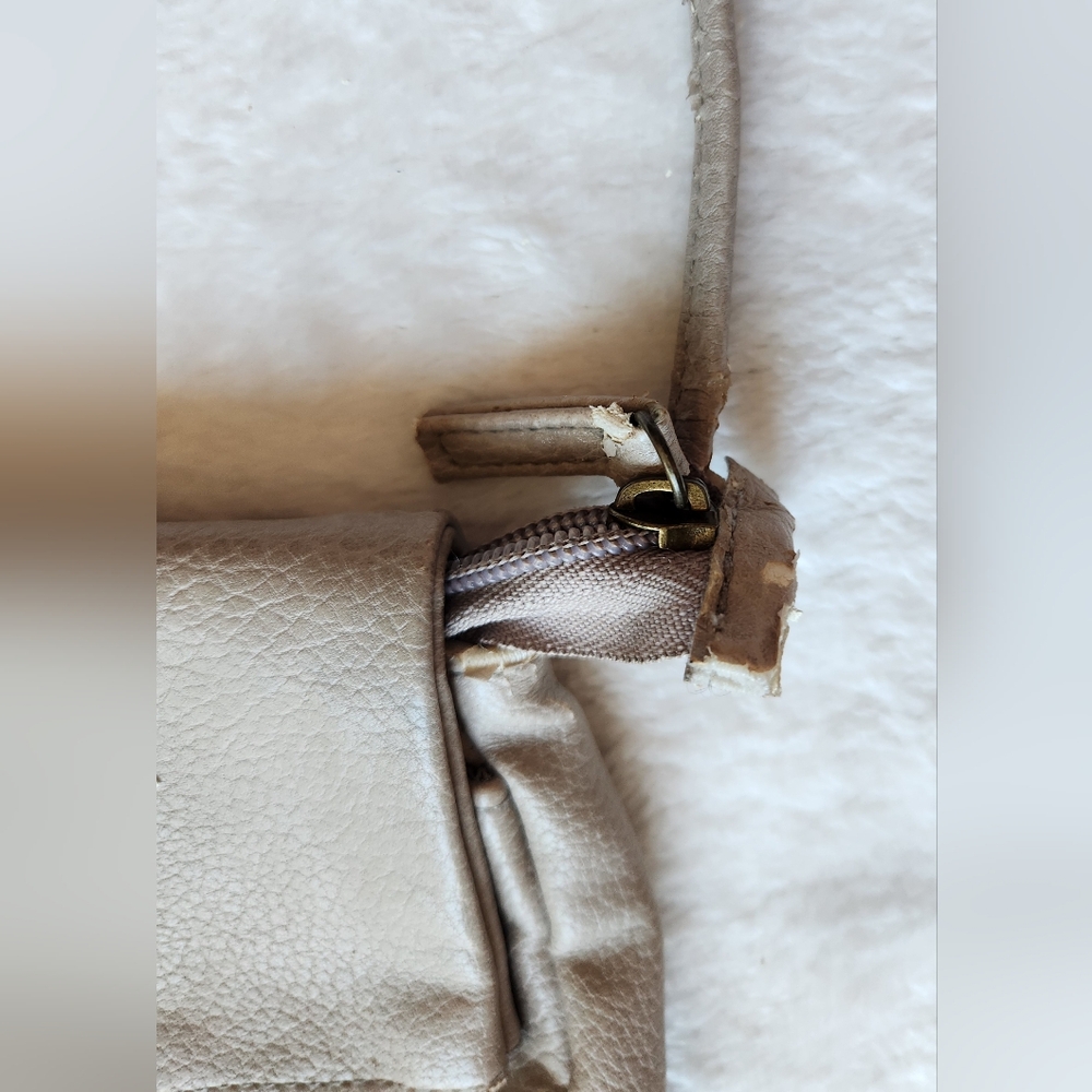 Mossimo Supply Co Gray Crossbody Bag with Adjustable Strap - Picture 3 of 12